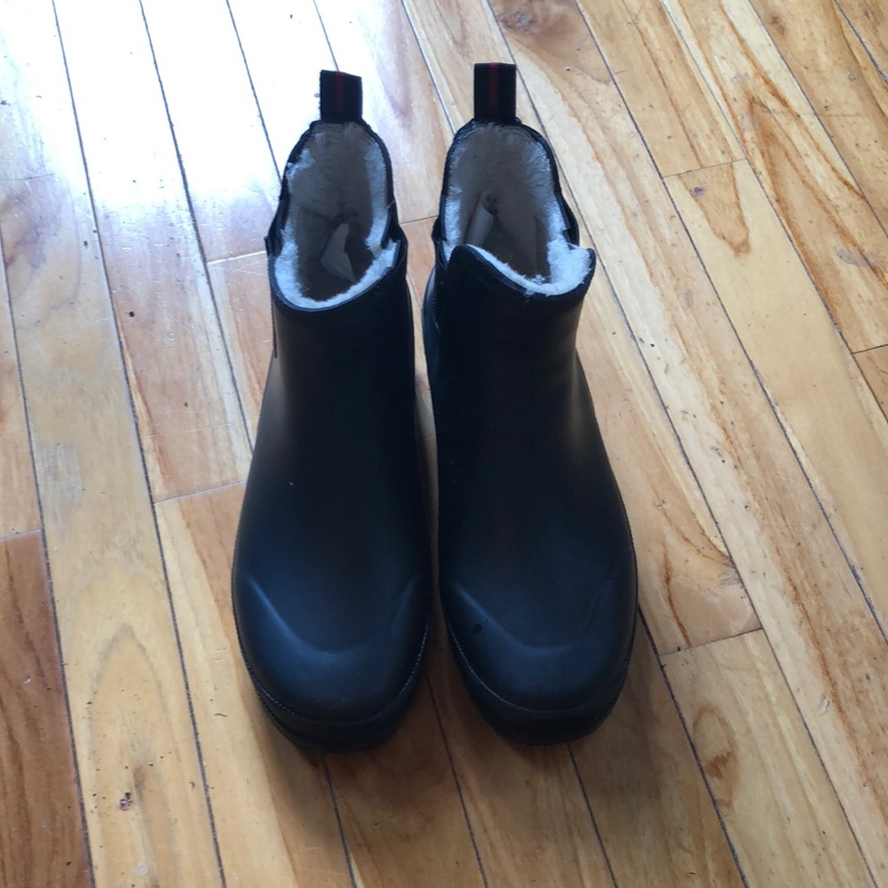 Tretorn ankle Chelsea rain boot with faux fur inside. Size 8.